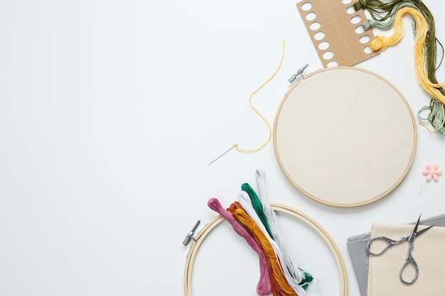 Artystycznie ułożone igły i nici