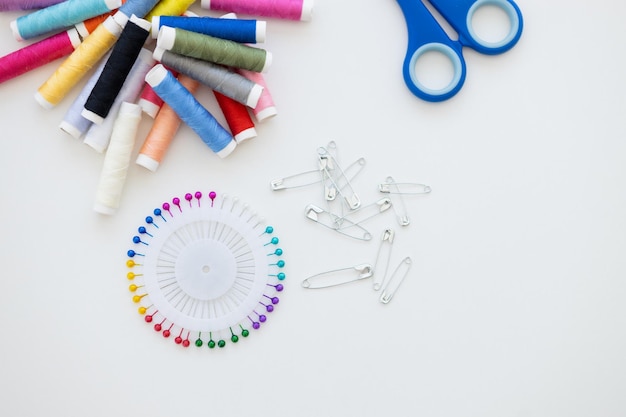 Zestaw nici ułożony na tle materiału