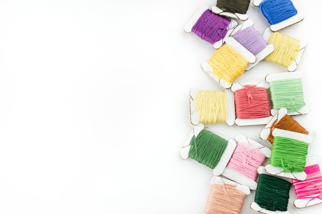 Kolorowe nici i igły ułożone artystycznie